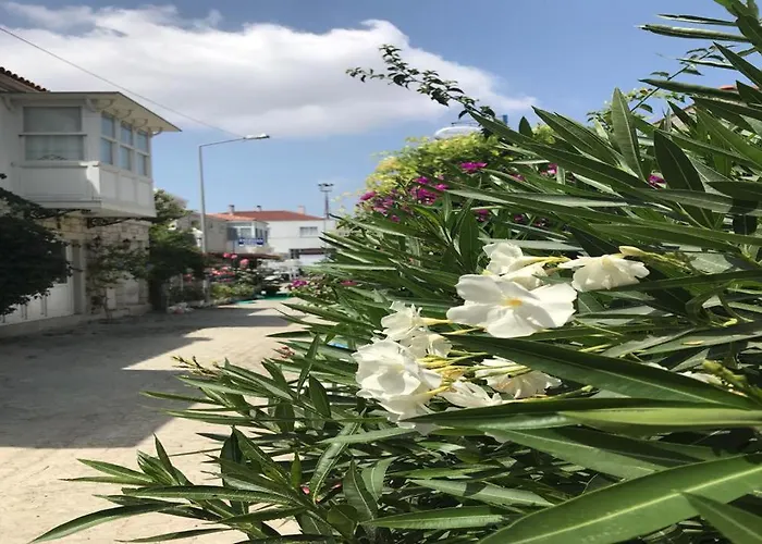 Konukevi Beyaz Ev Alaçatı